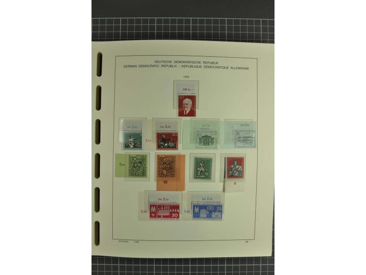 1949/90, postfrische kpl. Sammlung, überwiegend Rand- und Eckrandstücke, in 3 Schaubek-Alben