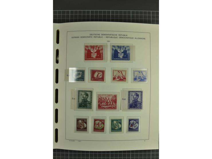 1949/90, postfrische kpl. Sammlung, überwiegend Rand- und Eckrandstücke, in 3 Schaubek-Alben