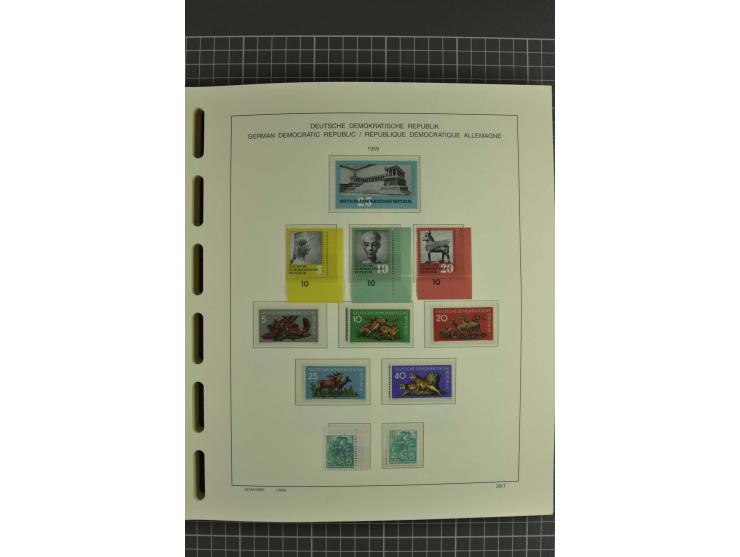1949/90, postfrische kpl. Sammlung, überwiegend Rand- und Eckrandstücke, in 3 Schaubek-Alben