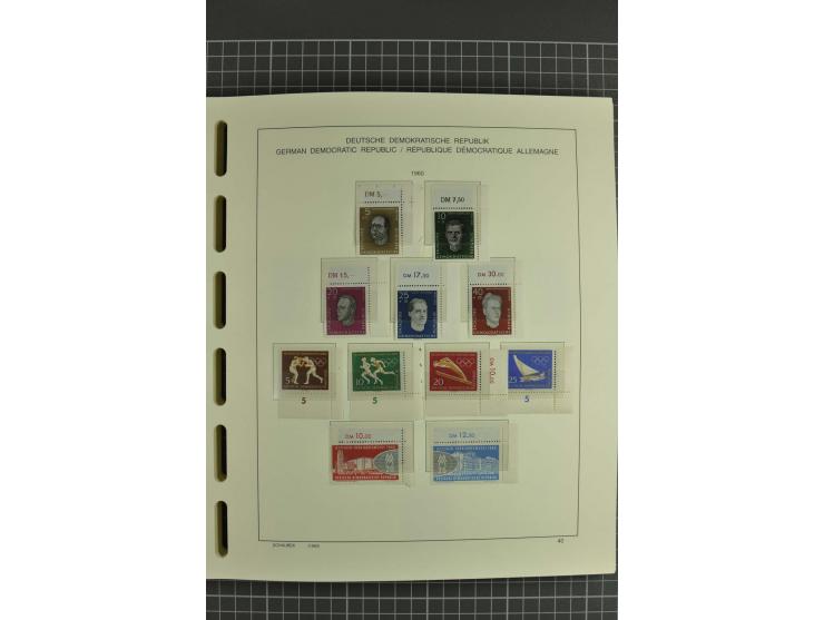 1949/90, postfrische kpl. Sammlung, überwiegend Rand- und Eckrandstücke, in 3 Schaubek-Alben