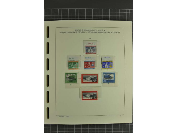 1949/90, postfrische kpl. Sammlung, überwiegend Rand- und Eckrandstücke, in 3 Schaubek-Alben