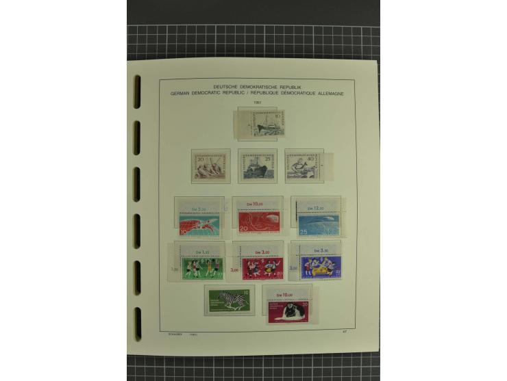 1949/90, postfrische kpl. Sammlung, überwiegend Rand- und Eckrandstücke, in 3 Schaubek-Alben