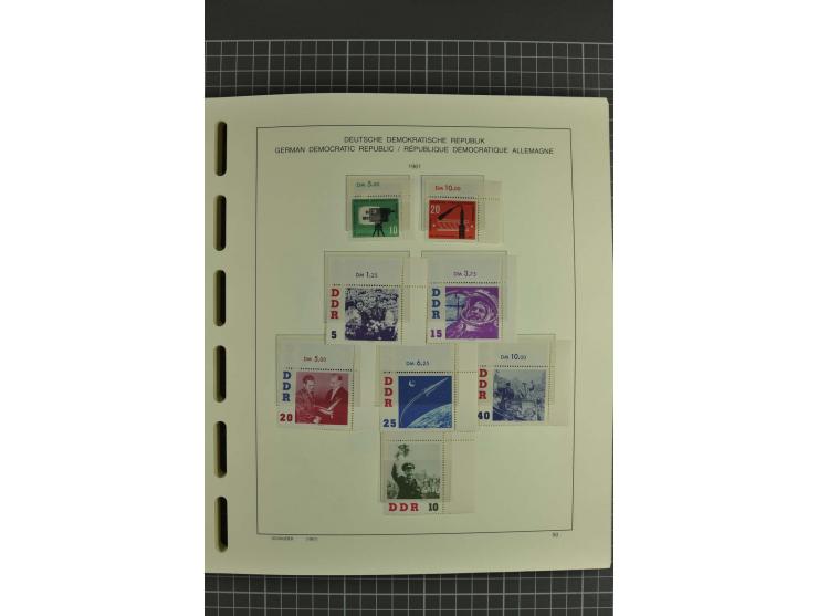 1949/90, postfrische kpl. Sammlung, überwiegend Rand- und Eckrandstücke, in 3 Schaubek-Alben