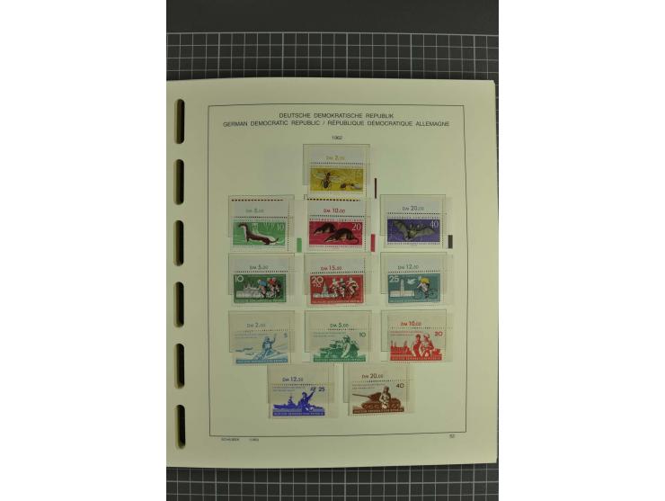 1949/90, postfrische kpl. Sammlung, überwiegend Rand- und Eckrandstücke, in 3 Schaubek-Alben