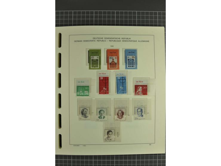 1949/90, postfrische kpl. Sammlung, überwiegend Rand- und Eckrandstücke, in 3 Schaubek-Alben