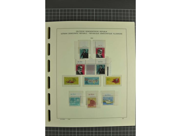1949/90, postfrische kpl. Sammlung, überwiegend Rand- und Eckrandstücke, in 3 Schaubek-Alben