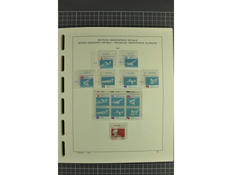 1949/90, postfrische kpl. Sammlung, überwiegend Rand- und Eckrandstücke, in 3 Schaubek-Alben