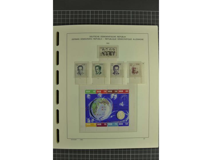 1949/90, postfrische kpl. Sammlung, überwiegend Rand- und Eckrandstücke, in 3 Schaubek-Alben