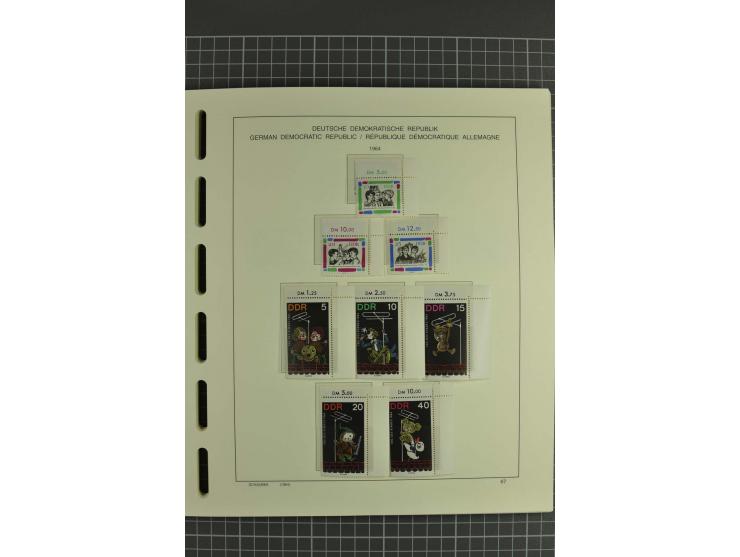 1949/90, postfrische kpl. Sammlung, überwiegend Rand- und Eckrandstücke, in 3 Schaubek-Alben