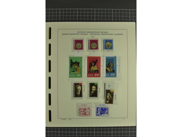 1949/90, postfrische kpl. Sammlung, überwiegend Rand- und Eckrandstücke, in 3 Schaubek-Alben