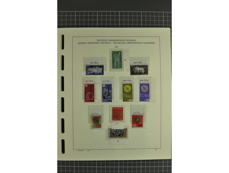 1949/90, postfrische kpl. Sammlung, überwiegend Rand- und Eckrandstücke, in 3 Schaubek-Alben