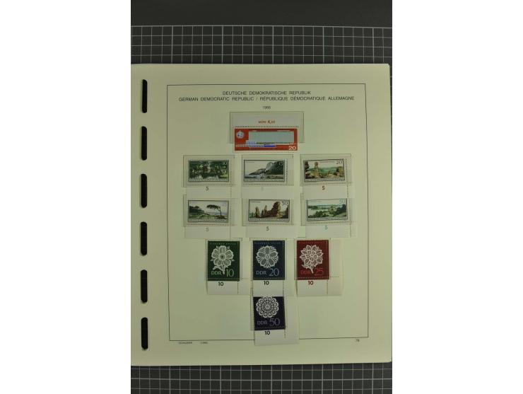 1949/90, postfrische kpl. Sammlung, überwiegend Rand- und Eckrandstücke, in 3 Schaubek-Alben
