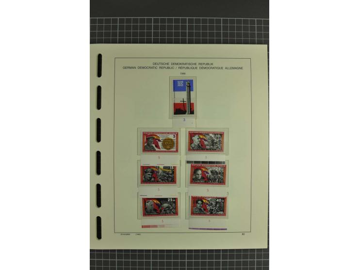 1949/90, postfrische kpl. Sammlung, überwiegend Rand- und Eckrandstücke, in 3 Schaubek-Alben