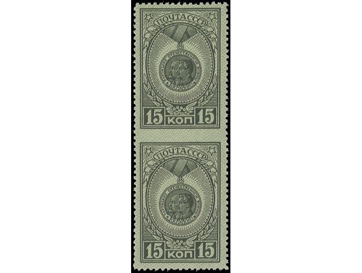 XXX LOS ENTFÄLLT XXX 1945, Orders and medals of the USSR 15 kop. in vertical pair,  imperforated between stamps, unhinged min