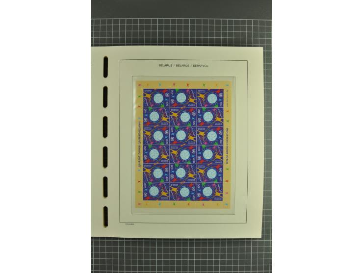 1992/2004, unmounted mint collection with booklets, miniature sheets, imperfed issues, proofs etc.