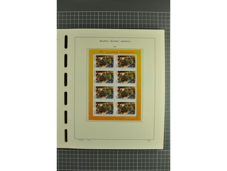 1992/2004, unmounted mint collection with booklets, miniature sheets, imperfed issues, proofs etc.