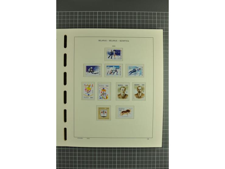 1992/2004, unmounted mint collection with booklets, miniature sheets, imperfed issues, proofs etc.