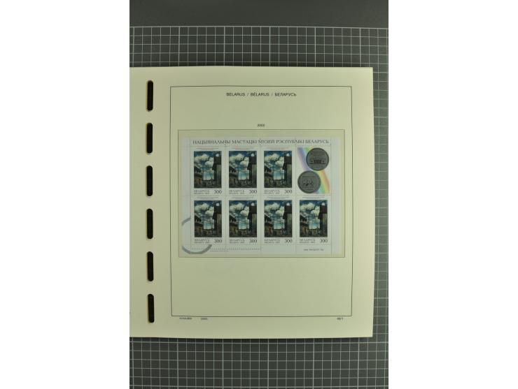 1992/2004, unmounted mint collection with booklets, miniature sheets, imperfed issues, proofs etc.