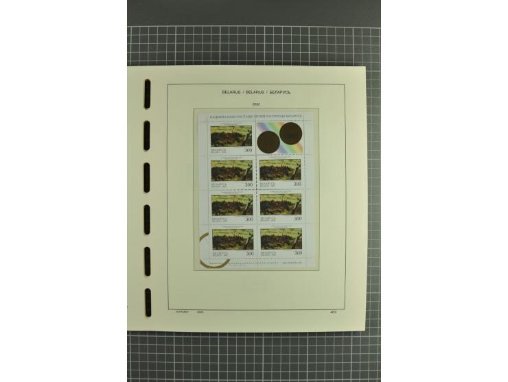 1992/2004, unmounted mint collection with booklets, miniature sheets, imperfed issues, proofs etc.