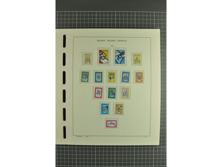 1992/2004, unmounted mint collection with booklets, miniature sheets, imperfed issues, proofs etc.