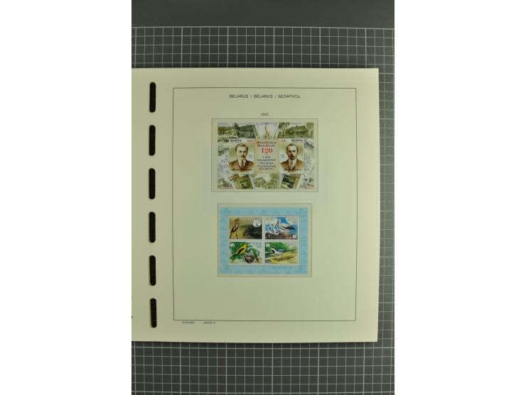 1992/2004, unmounted mint collection with booklets, miniature sheets, imperfed issues, proofs etc.