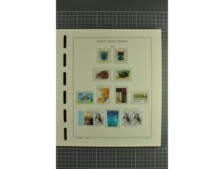 1992/2004, unmounted mint collection with booklets, miniature sheets, imperfed issues, proofs etc.