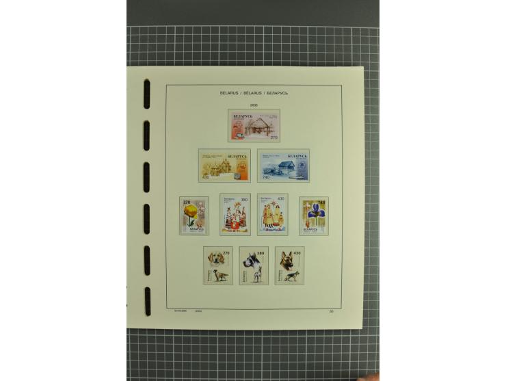 1992/2004, unmounted mint collection with booklets, miniature sheets, imperfed issues, proofs etc.