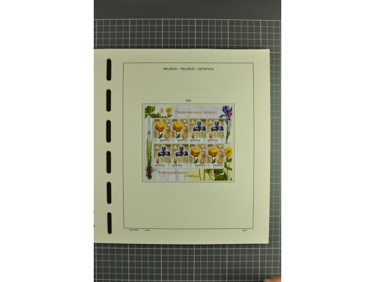 1992/2004, unmounted mint collection with booklets, miniature sheets, imperfed issues, proofs etc.