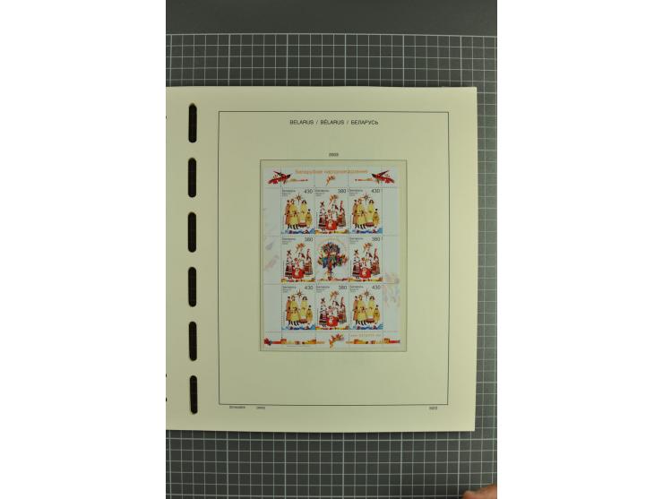 1992/2004, unmounted mint collection with booklets, miniature sheets, imperfed issues, proofs etc.