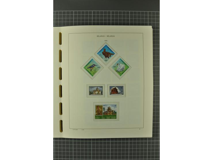 1992/2004, unmounted mint collection with booklets, miniature sheets, imperfed issues, proofs etc.