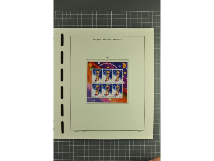 1992/2004, unmounted mint collection with booklets, miniature sheets, imperfed issues, proofs etc.
