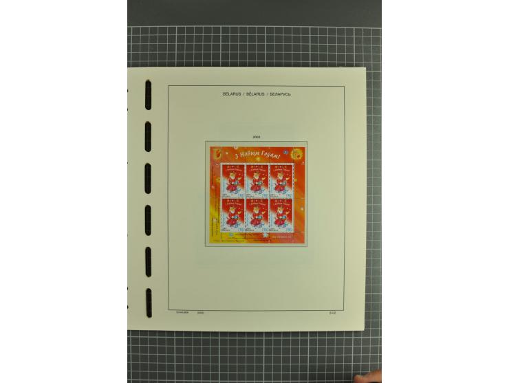 1992/2004, unmounted mint collection with booklets, miniature sheets, imperfed issues, proofs etc.