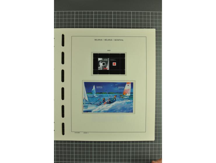 1992/2004, unmounted mint collection with booklets, miniature sheets, imperfed issues, proofs etc.