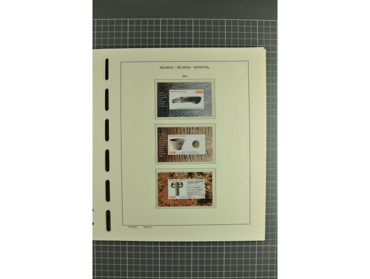 1992/2004, unmounted mint collection with booklets, miniature sheets, imperfed issues, proofs etc.