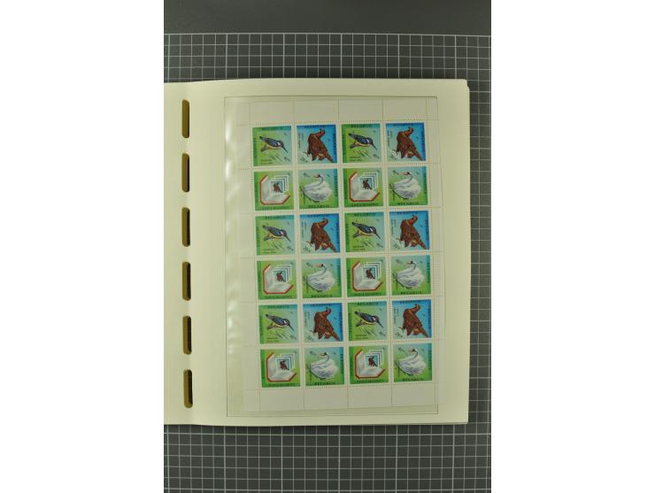 1992/2004, unmounted mint collection with booklets, miniature sheets, imperfed issues, proofs etc.