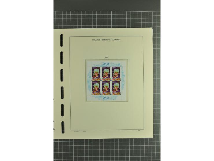 1992/2004, unmounted mint collection with booklets, miniature sheets, imperfed issues, proofs etc.