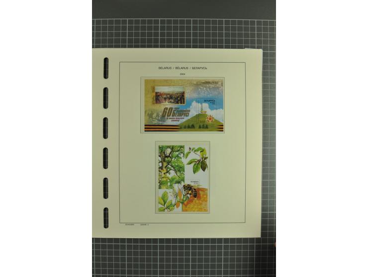 1992/2004, unmounted mint collection with booklets, miniature sheets, imperfed issues, proofs etc.