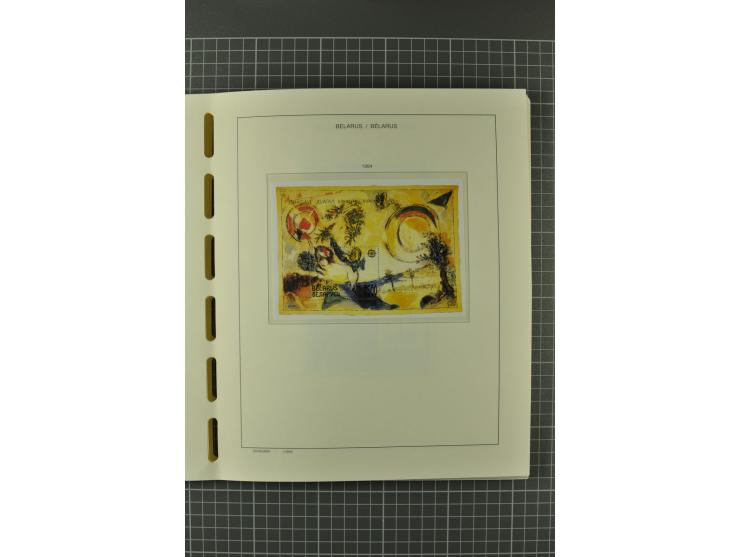 1992/2004, unmounted mint collection with booklets, miniature sheets, imperfed issues, proofs etc.