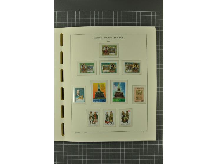 1992/2004, unmounted mint collection with booklets, miniature sheets, imperfed issues, proofs etc.