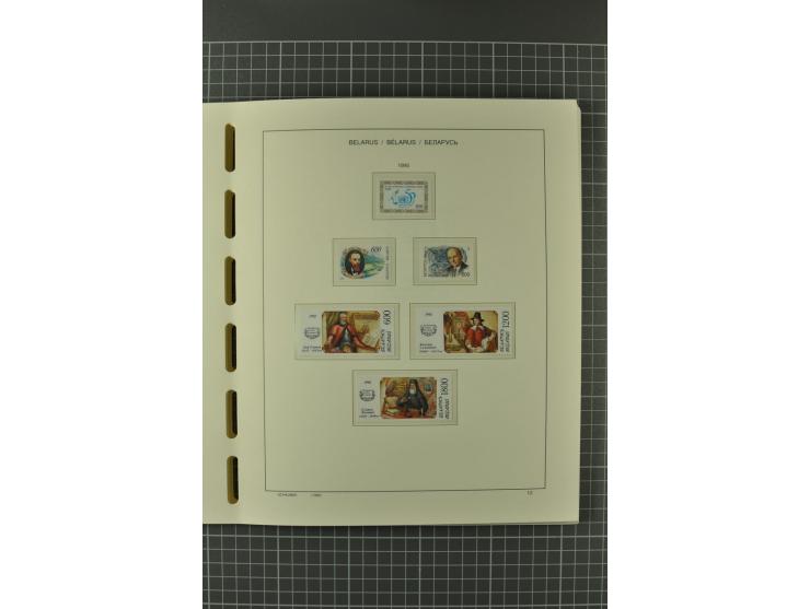 1992/2004, unmounted mint collection with booklets, miniature sheets, imperfed issues, proofs etc.