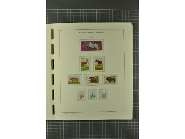 1992/2004, unmounted mint collection with booklets, miniature sheets, imperfed issues, proofs etc.