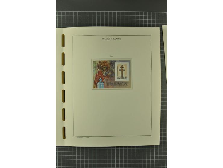 1992/2004, unmounted mint collection with booklets, miniature sheets, imperfed issues, proofs etc.