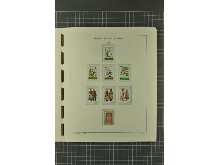 1992/2004, unmounted mint collection with booklets, miniature sheets, imperfed issues, proofs etc.