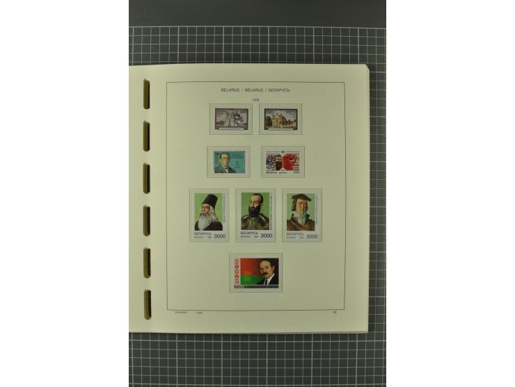1992/2004, unmounted mint collection with booklets, miniature sheets, imperfed issues, proofs etc.