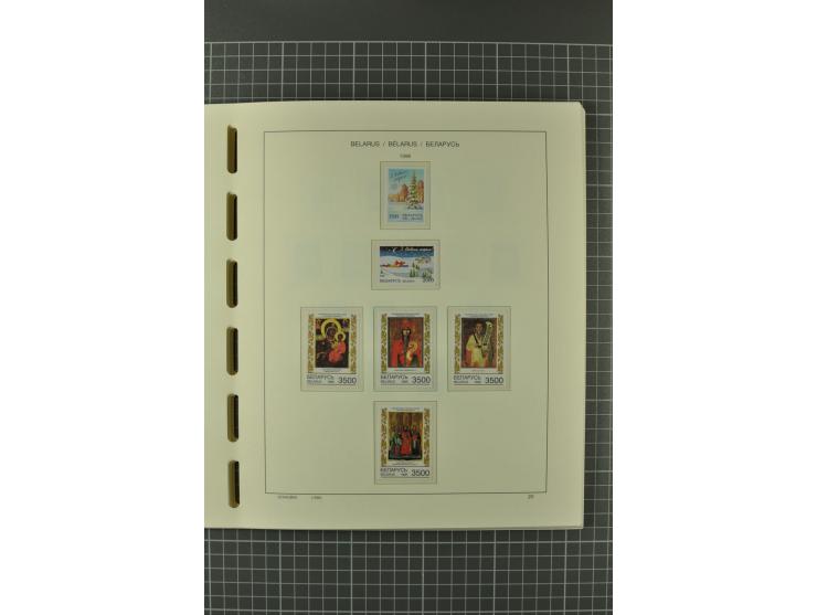 1992/2004, unmounted mint collection with booklets, miniature sheets, imperfed issues, proofs etc.