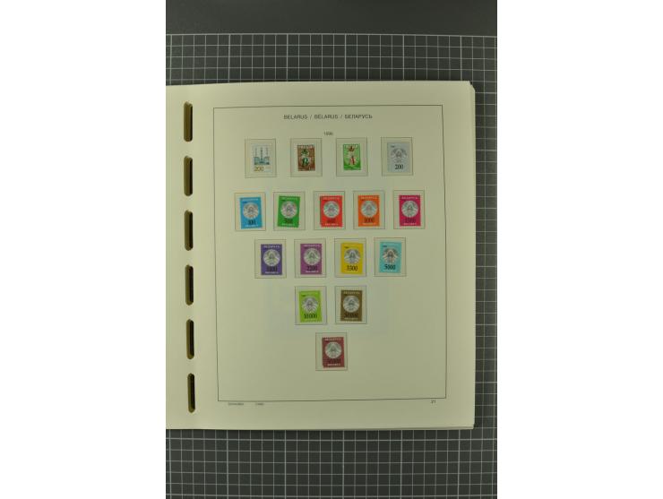 1992/2004, unmounted mint collection with booklets, miniature sheets, imperfed issues, proofs etc.