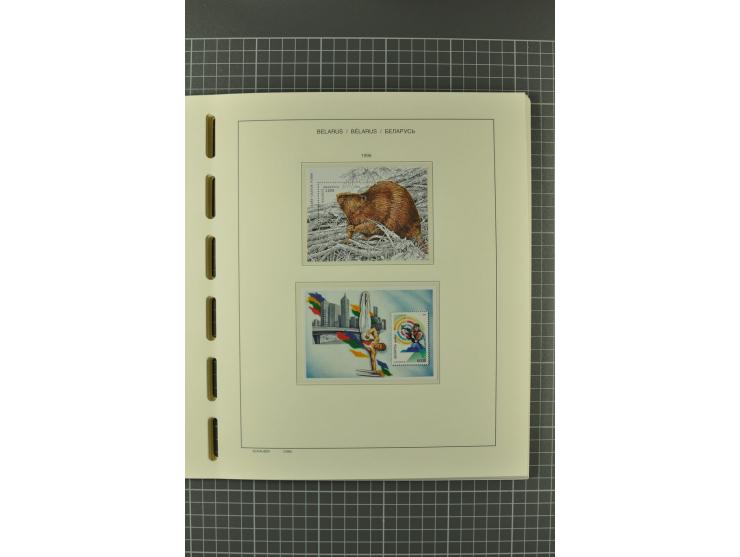 1992/2004, unmounted mint collection with booklets, miniature sheets, imperfed issues, proofs etc.