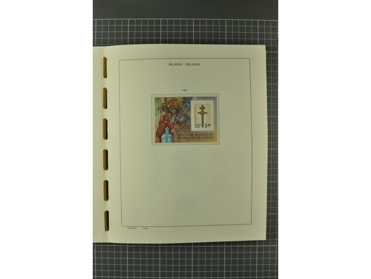 1992/2004, unmounted mint collection with booklets, miniature sheets, imperfed issues, proofs etc.