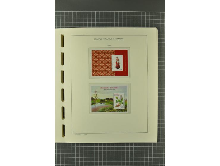 1992/2004, unmounted mint collection with booklets, miniature sheets, imperfed issues, proofs etc.
