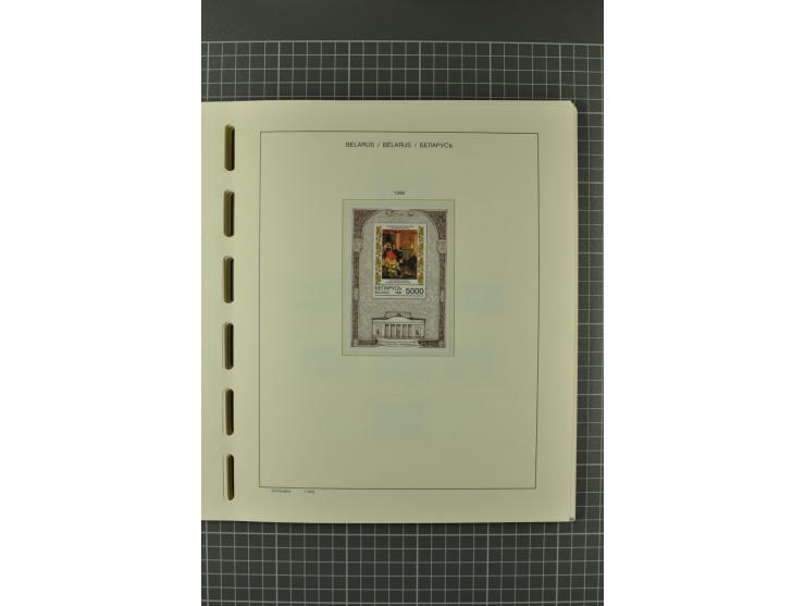 1992/2004, unmounted mint collection with booklets, miniature sheets, imperfed issues, proofs etc.